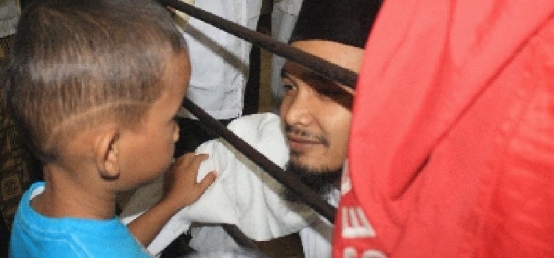 Aa Endang, terdakwa kasus kerusuhan Cikeusik (kanan), melepas rindu dengan anaknya dalam sel tahanan di PN Serang menjelang pembacaan tuntutan kasus bentrok Cikeusik, di Serang, beberapa waktu lalu.
