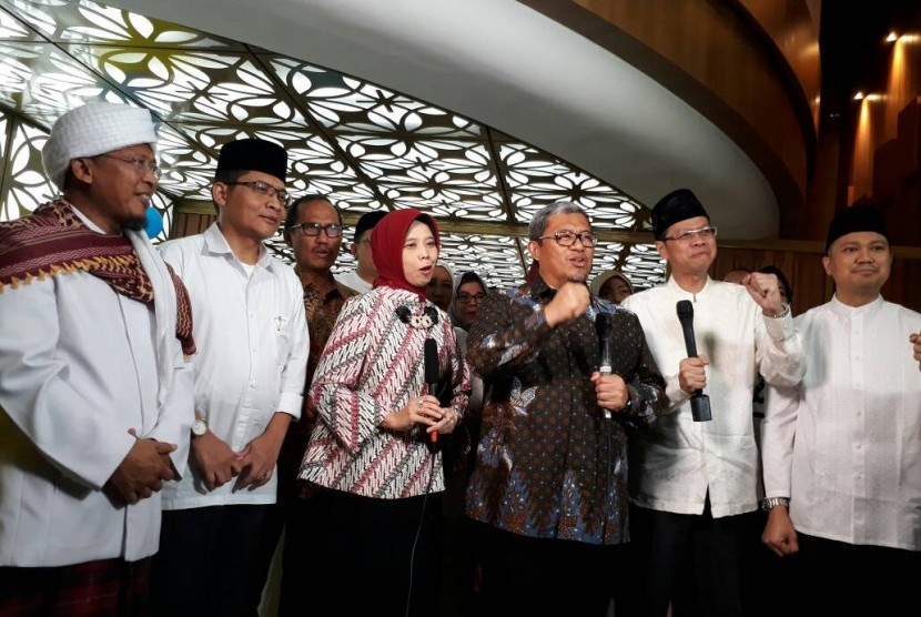 Gubernur Jabar Ahmad Heryawan (baju batik) menghadiri puncak peringatan HUT ke-56 Bank BJB di Kota Bandung, Sabtu (20/5).