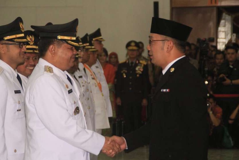 Aa Umbara Sutisna dan Hengki Kurniawan (Akur) resmi dilantik oleh Gubernur Jawa Barat (Jabar) Ridwan Kamil, sebagai Bupati dan Wakil Bupati Bandung Barat periode 2018-2023.