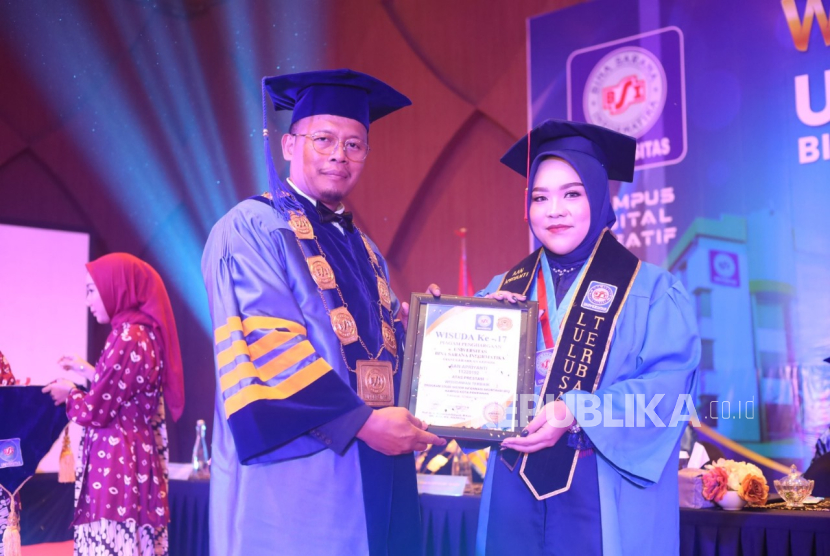 Berasal dari Keluarga Sederhana, Aan Apriyanti Menangis Haru Saat Dinobatkan Jadi Wisudawan Terbaik