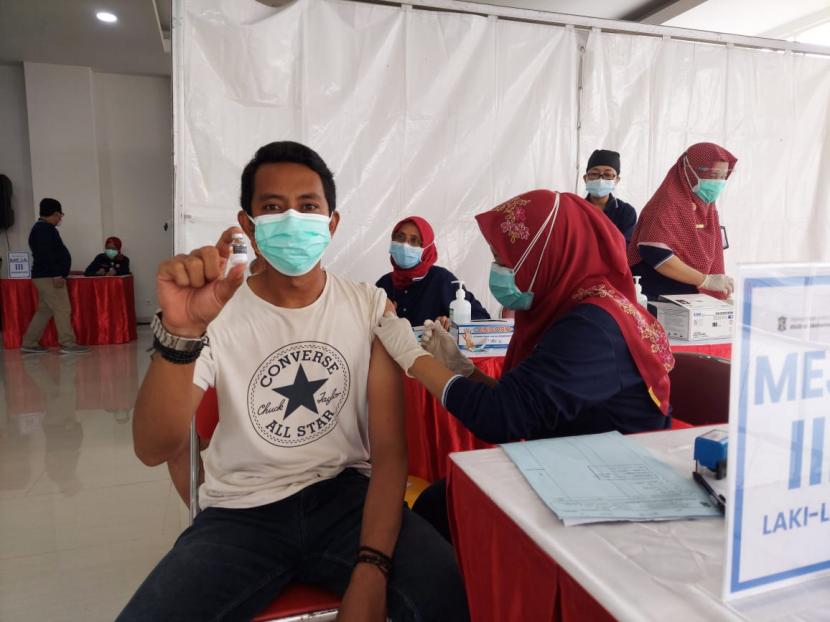 Aan Haryono, wartawan Sindo News yang mendapatkan  vaksinasi Covid-19 di Rumah Sakit Umum Daerah dr Mohamad Soewandhie Surabaya, Kamis (25/2)