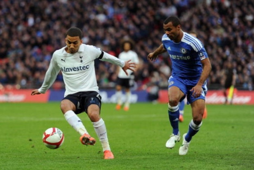 Aaron Lennon menguasai bola sambil diawasi Ashley Cole pada laga Tottenham Hotspur versus Chelsea yang berlangsung Sabtu (20/10) malam.