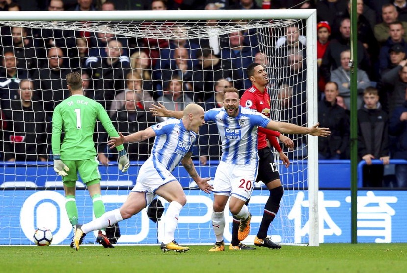 Aaron Mooy merayakan golnya ke gawang Manchester United pada pertandingan antara Manchester United melawan Huddesfield di Stadion John Smith Stadium, Huddersfield, Inggris.