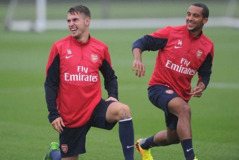 Aaron Ramsey bersama Theo Walcott dalam sesi latihan di London Colney