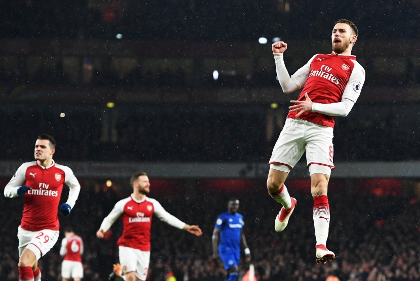 Aaron Ramsey merayakan gol pembuka ke gawang Everton. 