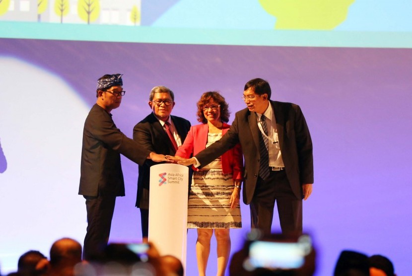 AASCS 2015: Dari Kiri ke kanan, Wali Kota Bandung Ridwan Kamil Gubernur Jabar Ahmad Heryawan, Wali Kota Victoria, Seychelles Jacqueline Moustache-Belle, dan Ketua Asia Africa Smart City Summit (AASCS) 2015 Suhono H Supangkat pada pembukaan forum AASCS 2015