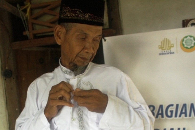 Abah Inan memakai baju hadiah Lebaran.