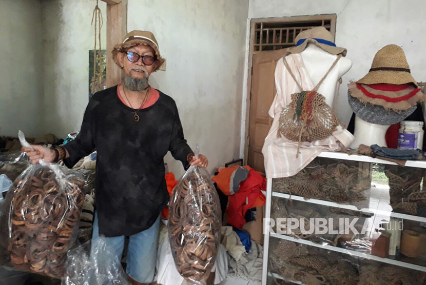 Abah Iwan atau sering disebut Abah Goni tengah menunjukkan produk kerajinan karung goni di rumahnya Kampung Cijagung Desa Gedepangrango, Kecamatan, Kadudampit, Kabupaten Sukabumi Sabtu (1/4).