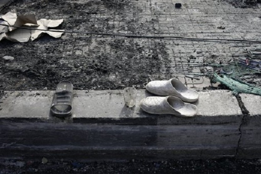 Abandoned shoes and a tea glass, belonging to supporters of ousted Egyptian President Mohammed Mursi, remain on a wall outside the Rabaah al-Adawiya mosque, Nasr City, Cairo, Egypt, last week. (file photo)