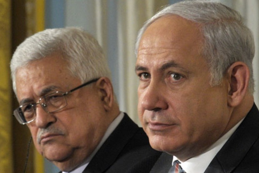 Presiden Palestina Mahmoud Abbas (kiri) dan Perdana Menteri Israel Benjamin Netanyahu.