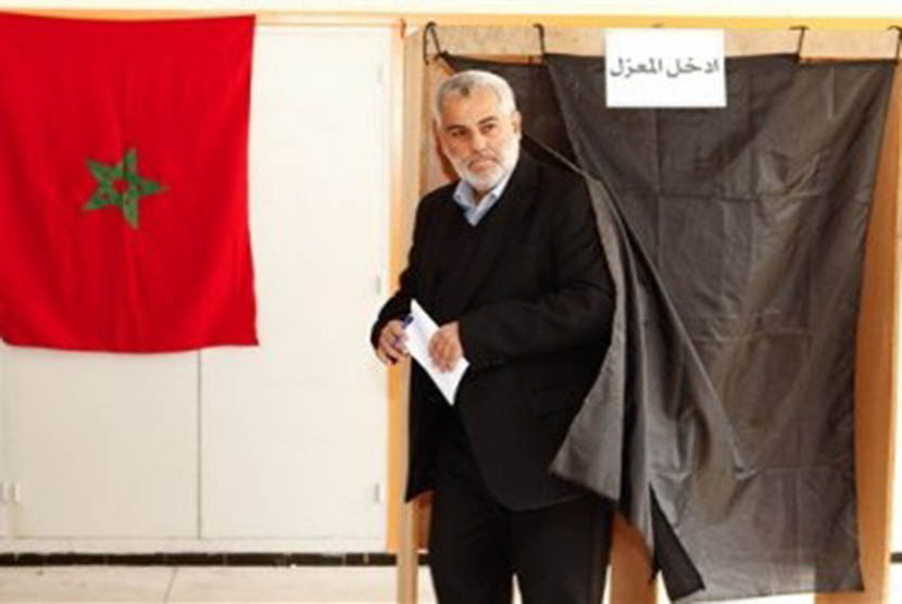 Abdelilah Benkirane, Sekjen Partai Keadilan  dan Pembangunan, keluar dari bilik suara usai mencoblos dalam pemilu di Rabat, Maroko, Jumat (25/11).