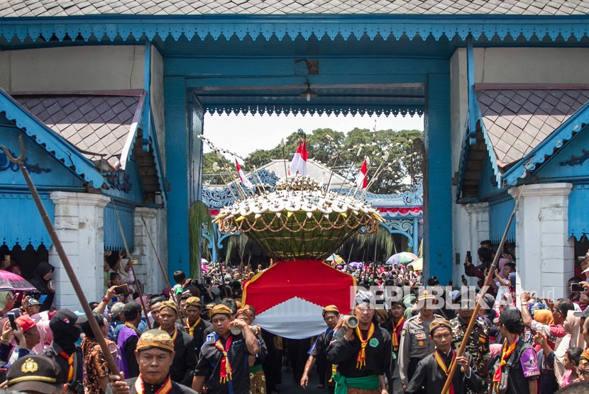 Abdi dalem Keraton Kasunanan Surakarta Hadiningrat mengarak gunungan menuju Masjid Agung pada perayaan Grebeg Sekaten 2019 di Solo, Jawa Tengah, Sabtu (9/11/2019).