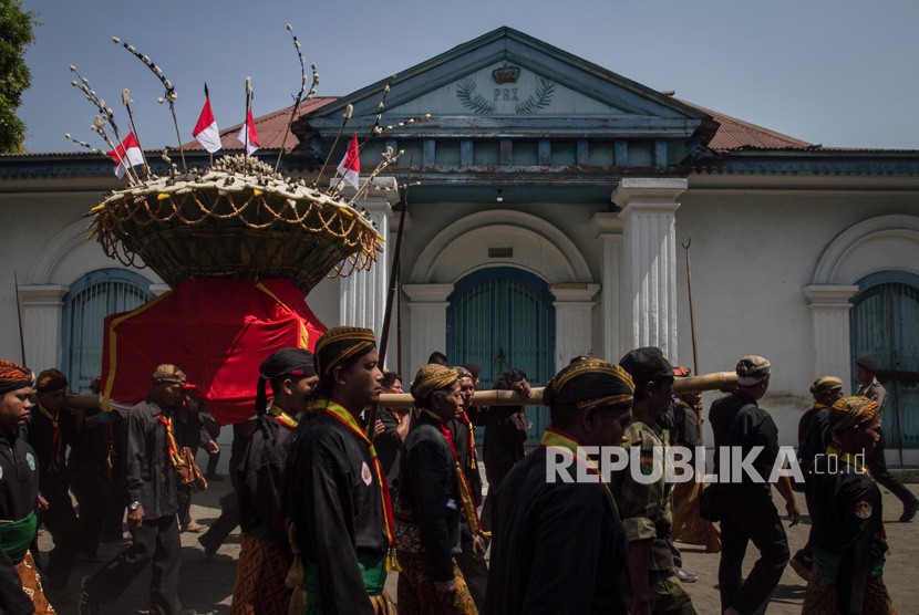 Abdi dalem Keraton Kasunanan Surakarta membawa gunungan menuju Masjid Agung pada Tradisi Grebeg Besar di Solo, Jawa Tengah, Ahad (11/8/2019). 