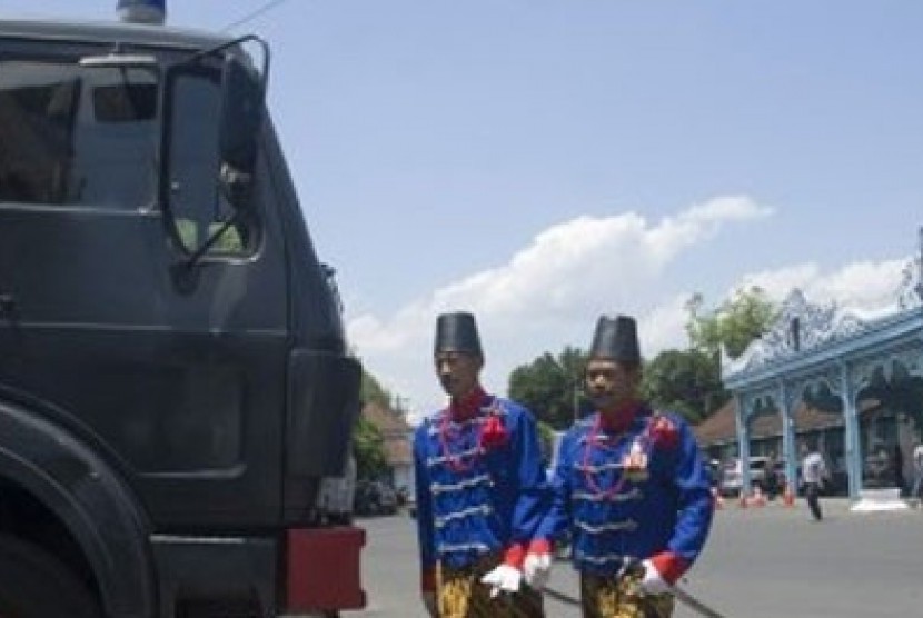 Sultan Mataram tengah menggelar acara rampokan (adu macan melawan manusia).