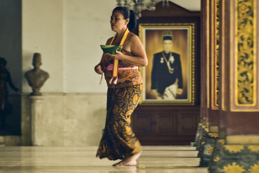 Abdi dalem membawa sesaji di Sasana Sewaka, Keraton Surakarta Hadiningrat, Solo, Jateng.