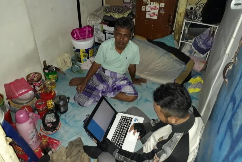Abdori hendak beristirahat di kamar sewaan di daerah Kebon Kosong, Kemayoran, Jakarta Pusat, setelah seharian bekerja sebagai supir bajaj BBG. Anaknya, Aris Munandar, sedang sibuk dengan laptopnya. 