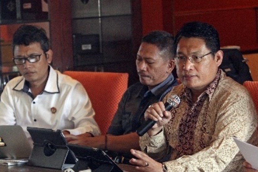 Abdul Haris Semendawai (right)