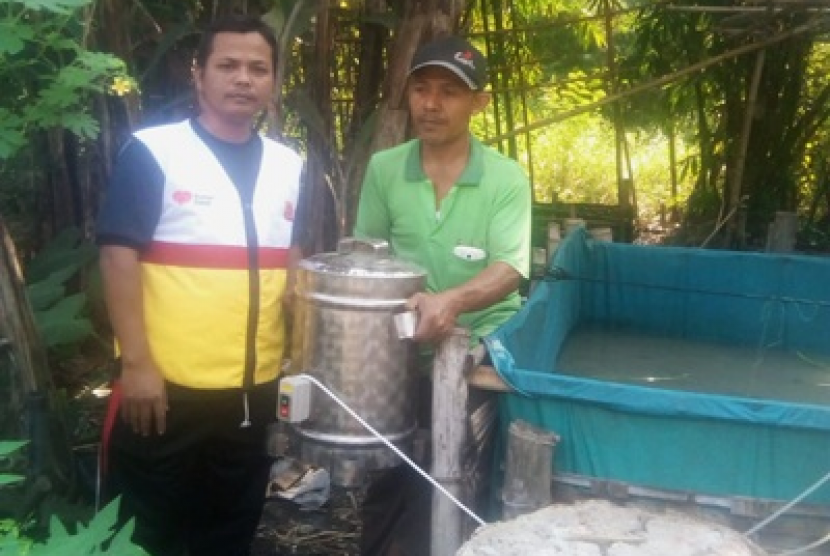 Abdul Manan penerima bantuan alat spinner dari ZIS Indosat bekerja sama dengan Rumah Zakat.