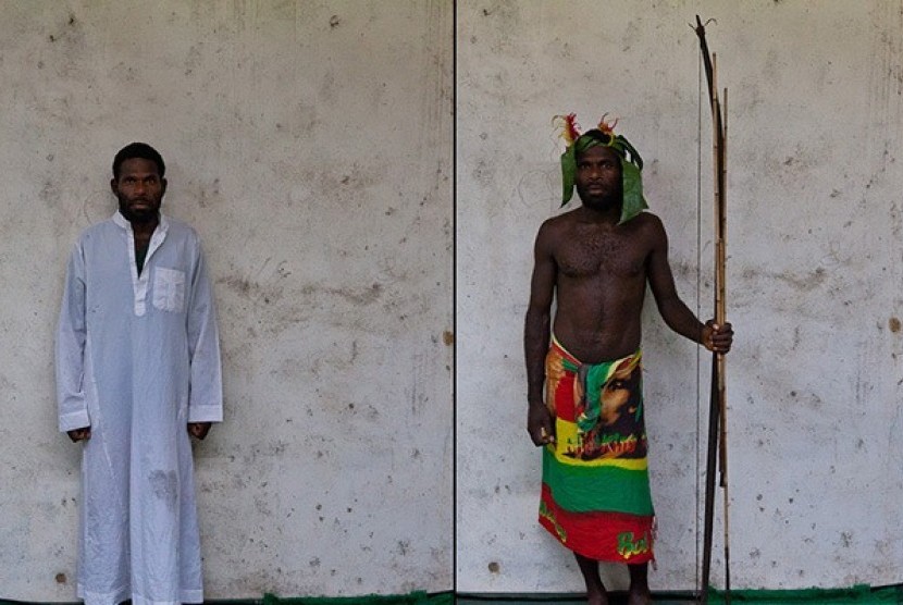 Abdul Masjeed, seorang Muslim Vanuatu saat berpose di depan masjid Desa Ivel, Pulau Tanna, Vanuatu. Walau telah menjadi Muslim, Abdul tetap memegang tradisi masyarakatnya.