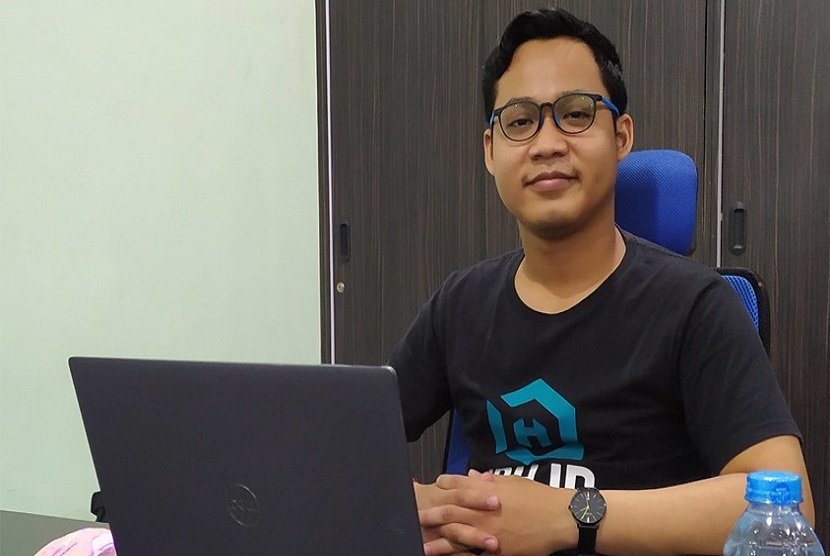 Abdul Muklis Miftakhudin atau sering dipanggil Muklis menjadi programmer back-end yang bekerja di salah satu perusahaan startup nasional. Indonesia Distributor Hub (IDH) merupakan salah satu perusahaan startup berbasis B2B berskala nasional.