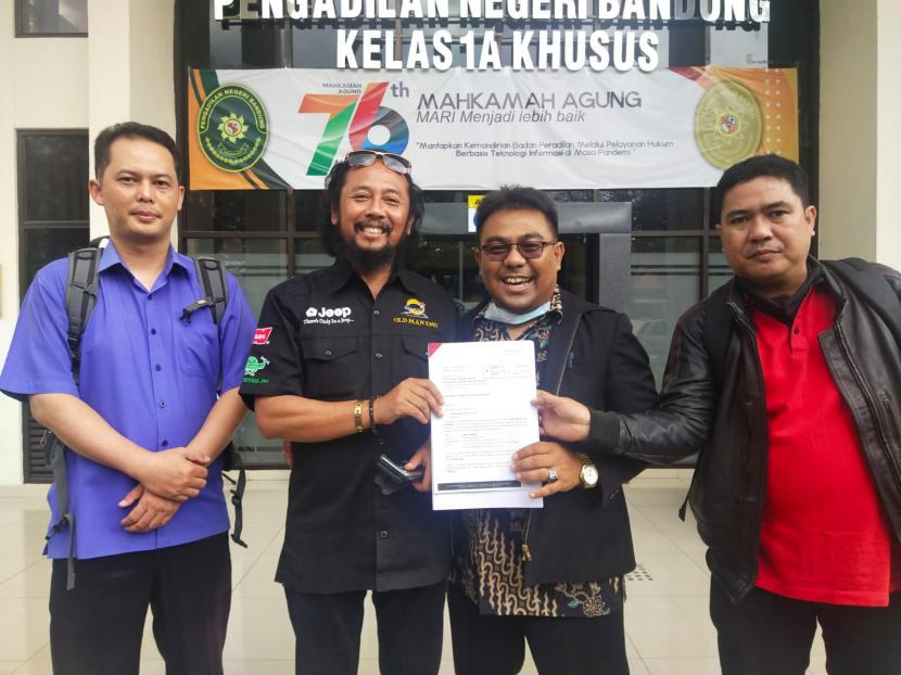 Abdul Rahman (kanan) didampingi pengurus serikat pegawai PT Pindad (Persero) saat mendaftarkan gugatan ke PN Bandung.
