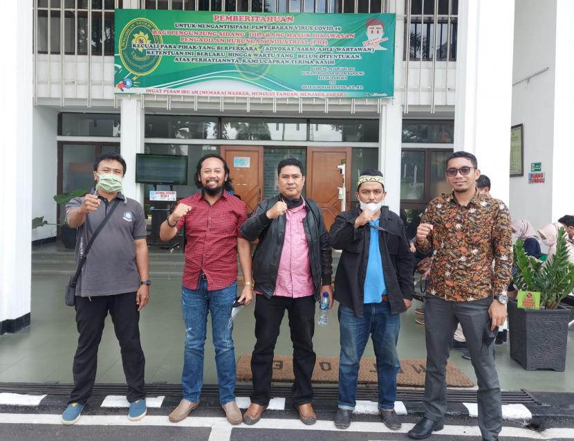 Abdul Rahman (tengah) didampingi pengurus Serikat Pegawai Pindad dan kuasa hukumnya usai menjalani usai menjani sidang perdana di Pengadilan Hubungan Industrial (PHI) Bandung , Rabu (12/1/2021).