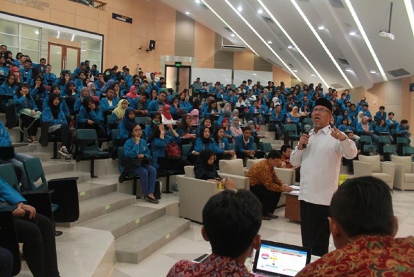 Abdul Wahid Maktub memberikan materi wirausaha kepada mahasiswa UI dan BSI.