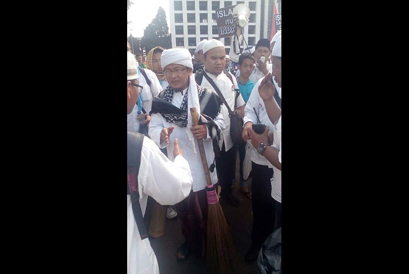 Abdullah Gymnastiar (AA Gym) beres-berse di Istiqlal bareng Mualaf center indonesia dan Gerakan Masjid Bersih-Bersih.