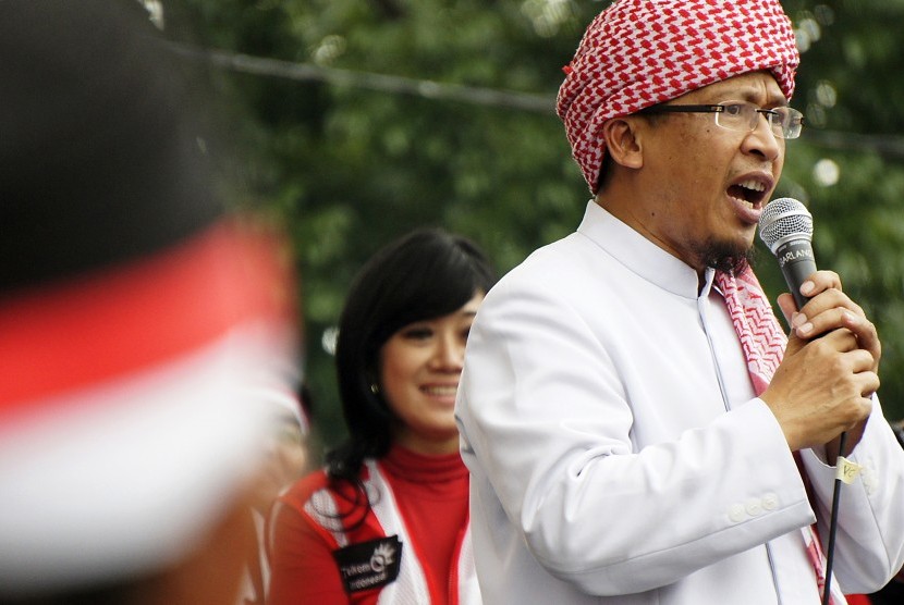 Abdullah Gymnastiar yang dikenal dengan nama AA Gym menyampaikan pidatonya pada acara Apel Nusantara Bersatu di Lapangan Gasibu Bandung, Jawa Barat, Rabu (30/11).