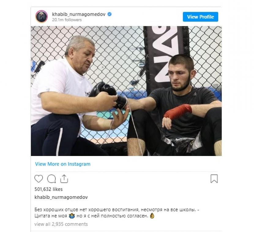 Abdulmanap, ayah dari petarung MMA Khabib Nurmagomedov, memasangkan sarung tinju pada anaknya.
