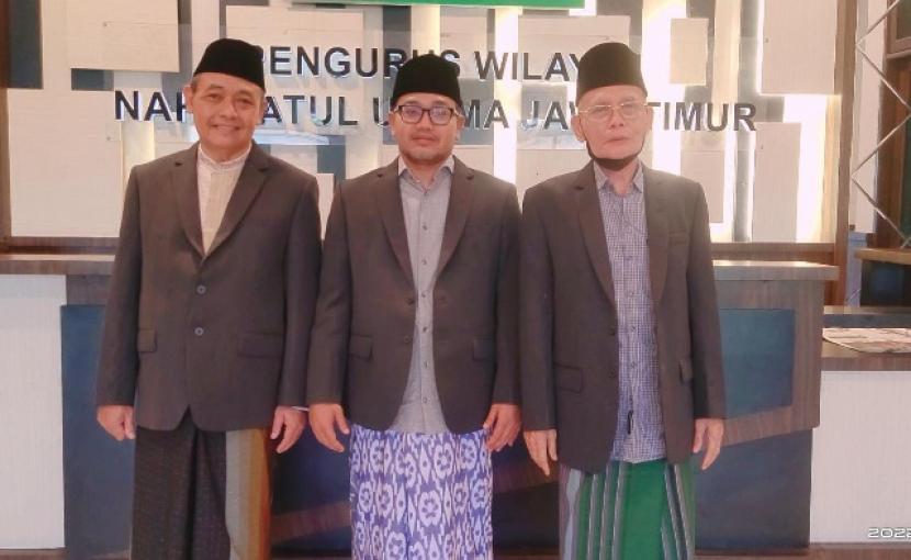 Wakil Ketua Pengurus Wilayah Nahdlatul Ulama (PWNU) Jawa Timur, KH Abdussalam Shohib (tengah), menyatakan dukungan PWNU terhadap institusi Polri berantas perjudian.
