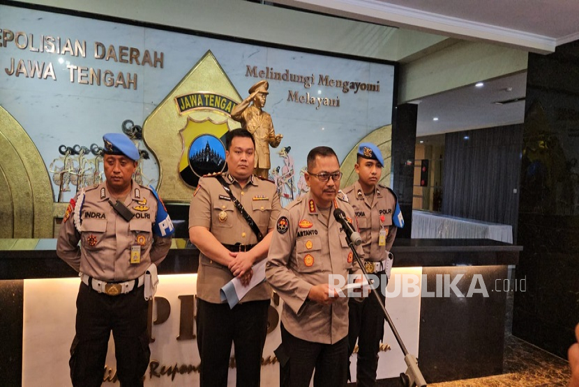 abid Humas Polda Jawa Tengah (Jateng) Kombes Pol Artanto di Mapolda Jateng saat memberikan keterangan pers soal hasil sidang etik terhadap Aiptu Kusno dan Aipda Roy, Senin (17/2/2025). 