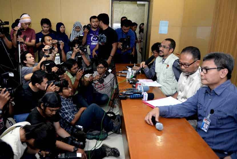 Abraham Samad, Bambang Widjojanto, dan Juru Bicara KPK Johan Budi di Gedung KPK, Jakarta, Jumat (26/9).(Republika/ Wihdan)