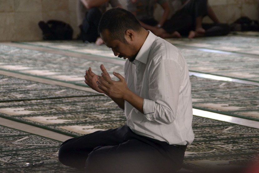 Abraham Samad berdoa sebelum menjalani pemeriksaan di Direktorat Reserse Kriminal Umum (Dit Reskrimum) Polda Sulselbar, Makassar,Sulawesi Selatan, Selasa (28/4).(ANTARA/Dewi Fajriani)