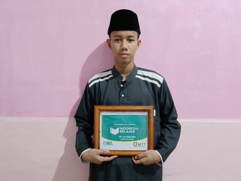 Absyar Fathi, sanytri  kelas X  Ponpes Refah Islami Gresik, Jawa Timur, menerima bantuan pendidikan yang diserahkan oleh MTT Telkomsel melalui BWA, beberapa waktu lalu.