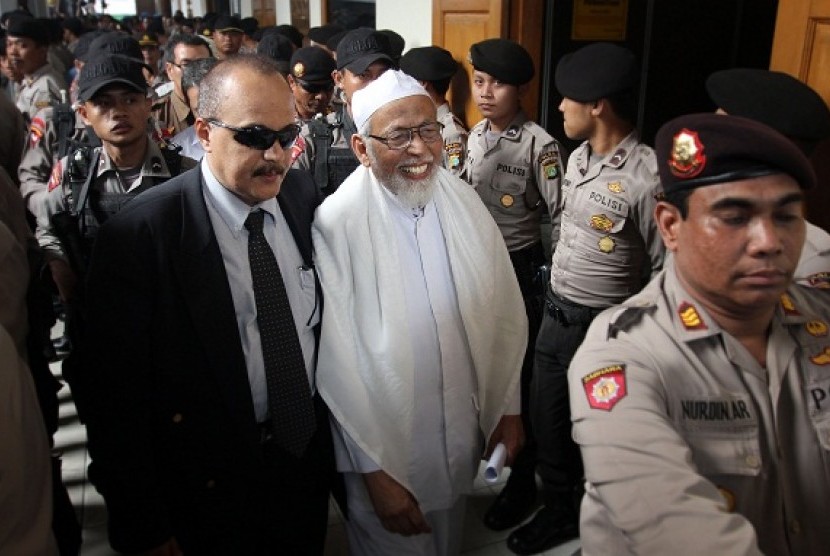 Abu Bakar Ba'asyir (center) is under heavy security level after the verdict in June. The judge convicts him guilty in terrorism case and Ba'asyir must serve 15 years in prison. (file photo)  