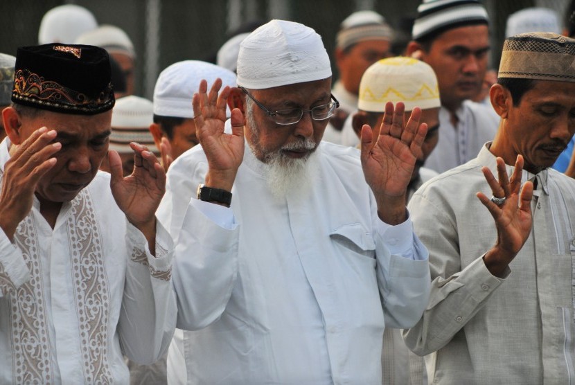 ABU BAKAR BA'ASYIR. Terpidana kasus terorisme Abu Bakar Ba'asyir (tengah) mengikuti Shalat Id di Lembaga Pemasyarakatan Kelas I Batu, Pulau Nusakambangan, Cilacap, Jawa Tengah, Jumat (26/10). Abu Bakar Baasyir dipindahkan dari Rumah Tahanan Badan Reserse K