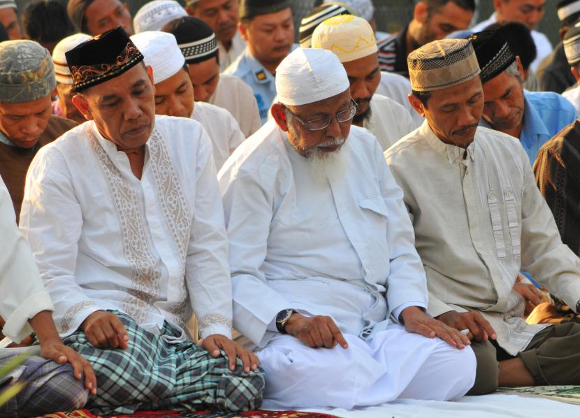 Abu Bakar Baasyir (tengah) mengikuti Shalat Id.