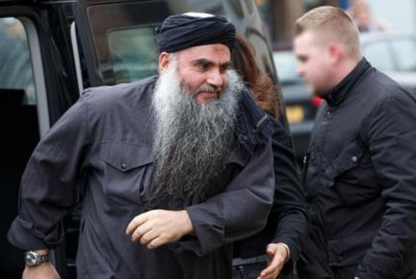 Abu Qatada saat tiba di kediamannya di London, 13 November 2012.