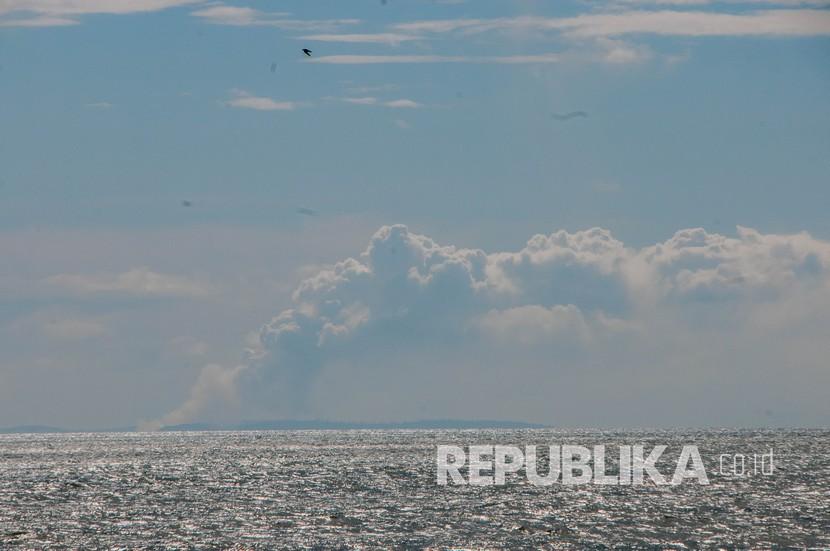 Abu vulkanik Gunung Anak Krakatau terlihat dari pinggir pantai di Desa Pasauran, Serang, Banten, Sabtu (11/4/2020). AirNav Indonesia melakukan pemantauan yang intensif terhadap Gunung Anak Krakatau.