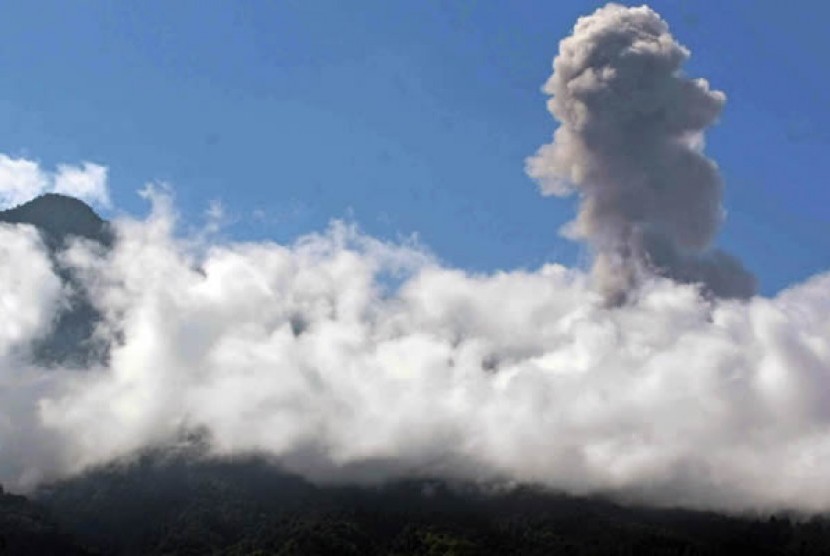 Abu vulkanik gunung Merapi 