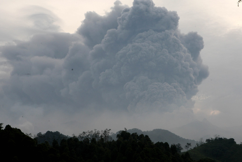 Abu vulkanik membumbung tinggi keluar dari Gunung Kelud terlihat di Desa Bladak, Blitar, Jatim, Jumat (14/2). (Antara/M Risyal Hidayat)