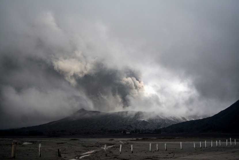 Abu vulkanik menyembur keluar dari kawah Gunung Bromo (ilustrasi)