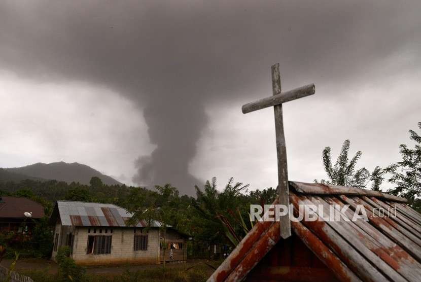 Abu vulkanik setinggi 5.809 mdpl berwarna kelabu akibat letusan gunung Soputan, menutupi langit di atas Desa Kota Menara, Minahasa Selatan, Sulawesi Utara, Rabu (3/10). 