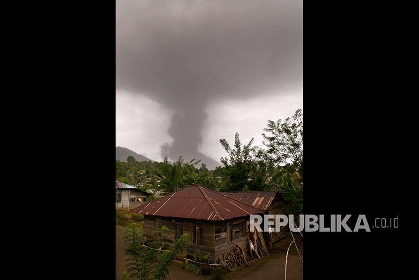 Abu vulkanik setinggi 5.809 mdpl berwarna kelabu akibat letusan gunung Soputan, menutupi langit di atas Desa Kota Menara, Minahasa Selatan, Sulawesi Utara, Rabu (3/10).
