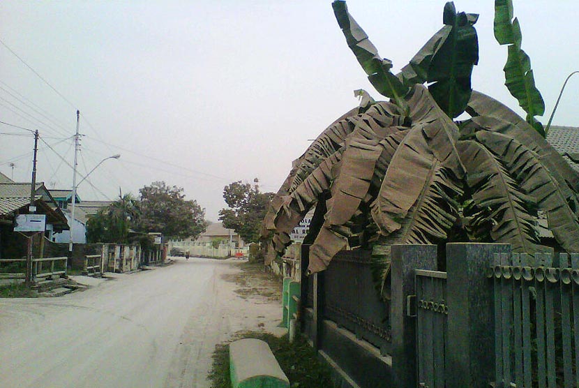 Abu vulkanis letusan Gunung Kelud mengguyur kota Yogyakarta, Jumat (14/2).