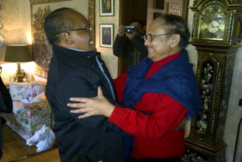 Aburizal Bakrie bersama B.J. Habibie