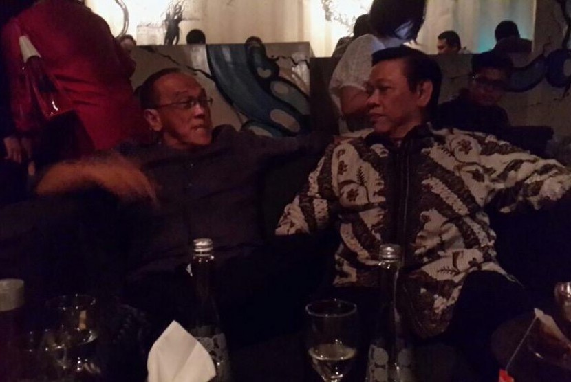 Aburizal Bakrie duduk bersama Agung Laksono dalam ultah sahabat keduanya, Kamis (19/3).