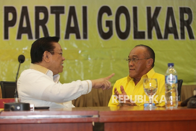  Aburizal Bakrie (kanan) bersama Agung Laksono saat menghadiri rapat konsolidasi  persiapan Munaslub di Kantor DPP Golkar, Jakarta, Kamis (4/2). (Republika/Rakhmawaty La'lang)