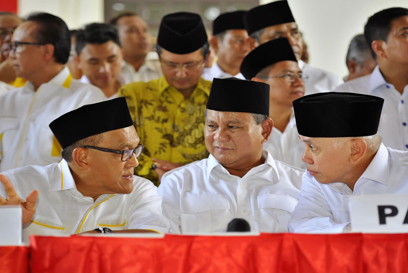   Aburizal Bakrie (kiri) bersama Prabowo Subianto dan Hatta Rajasa.